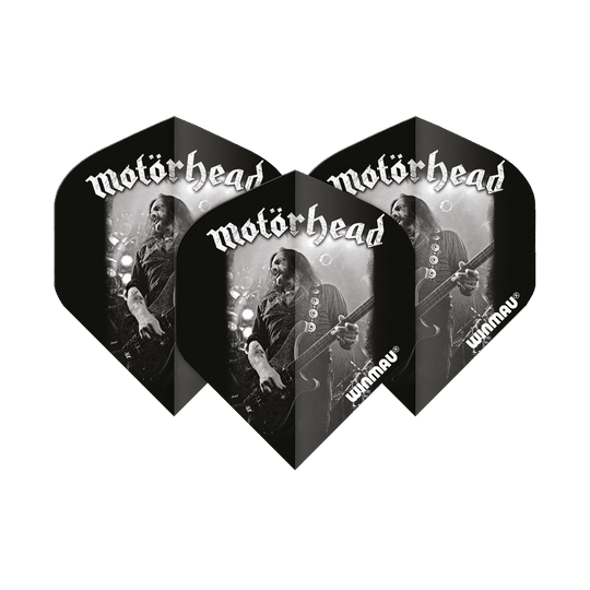 6905-209_Winmau_Rockstar_Legends_Mot-rhead_Lemmy_Standard_Flights_1cdYamf5Ktf7Ua Auf dem Bild sind drei Dartflights mit dem Motiv „Motörhead Lemmy“ zu sehen. Die Flights sind schwarz-weiß gestaltet und tragen die Aufschrift „Motörhead“ sowie das Winmau-Logo.