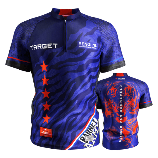Target Coolplay Raymond Van Barneveld 2025 dart shirt Das Bild zeigt das Target Coolplay Raymond Van Barneveld 2025 Dartshirt in Blau mit roten Akzenten und einem auffälligen Tiger-Design auf der Rückseite. Auf der Vorderseite sind fünf rote Sterne und Sponsorenlogos zu sehen.