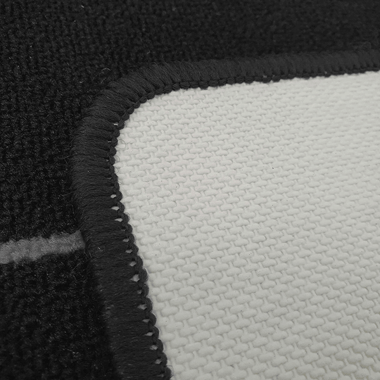 McDart Mono Dartteppich Das Bild zeigt eine Nahaufnahme des McDart Mono Dartteppichs. Man sieht die Struktur und die Umrandung des Teppichs deutlich.