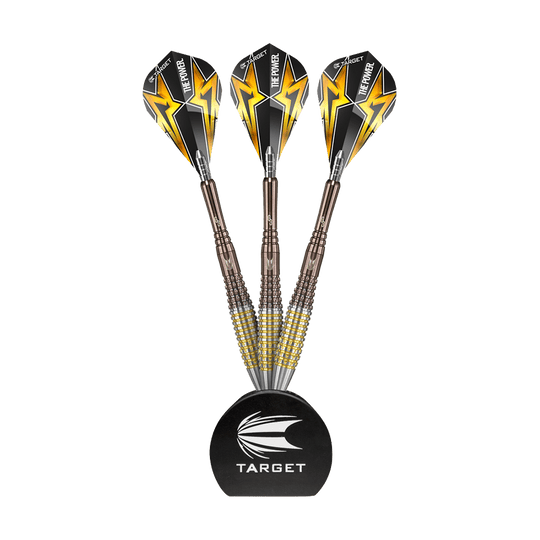 119091_Target_Acryl_Display_Stand_2 Das Bild zeigt den "Target Acryl Display Ständer" mit drei Dartpfeilen. Die Pfeile sind stilvoll aufrecht im Ständer angeordnet.
