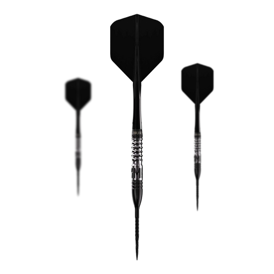 Das Bild zeigt drei Steeldarts des Produkts „Caliburn Player MAK Steeldarts - 23,5g“. Die Darts sind schwarz und haben ein geriffeltes Griffstück für besseren Halt.
