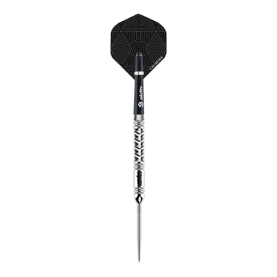 Caliburn Wolfpack W1 steel darts - 23g Der Caliburn Wolfpack W1 Steeldart wiegt 23,5 Gramm und hat ein auffälliges silbernes Design mit strukturiertem Griff. Die Flights sind schwarz mit einem geometrischen Muster versehen.