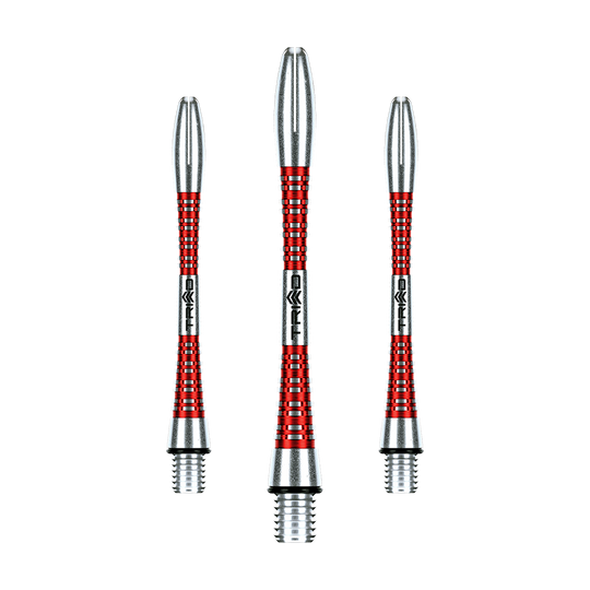 Auf dem Bild sind drei rot-silberne Aluminium-Dartschäfte zu sehen. Sie stehen nebeneinander auf grünem Hintergrund.