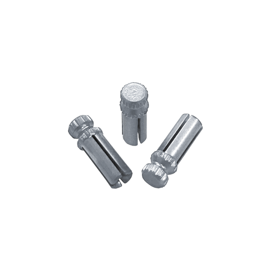 610_Alu_Flightschoner_Silber_1 Das Bild zeigt drei silberne Alu Flightschoner. Sie sind kleine Metallteile, die zum Schutz von Dartflights verwendet werden.