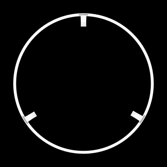 Winmau Plasma Ice LED Dartboard Light Das Bild zeigt das Produkt "Winmau Plasma Ice LED Dartboard Light". Es ist ein runder LED-Lichtring mit drei Halterungen.