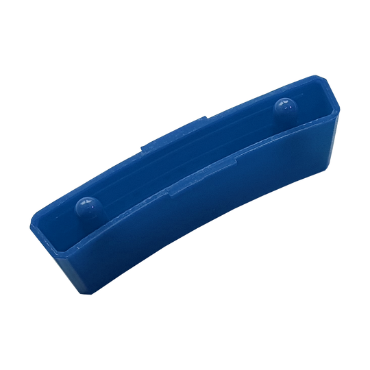 GRN0154_Granboard_132_Ersatzfelder_Double_Blau_3 Das Bild zeigt ein blaues Ersatzfeld für das Granboard 132. Es ist rechteckig geformt und hat zwei kleine Erhebungen auf der Innenseite.