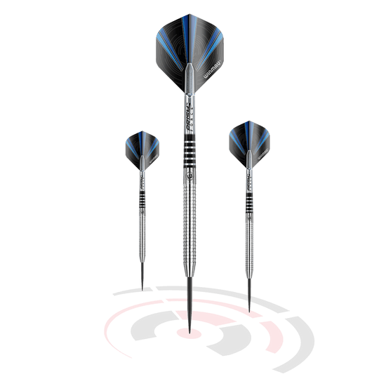 Das Bild zeigt drei Winmau Sabotage Steeldarts mit silbernen Schäften und schwarz-blauen Flights. Sie stehen aufrecht über einem stilisierten Ziel in Schwarz und Rot.