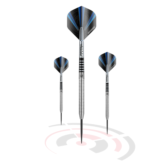 1086-20_Winmau_Sabotage_Steeldarts_1 Das Bild zeigt drei Winmau Sabotage Steeldarts mit silbernen Schäften und schwarz-blauen Flights. Sie stehen aufrecht über einem stilisierten Ziel in Schwarz und Rot.