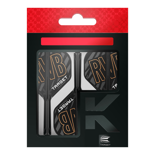 Auf dem Bild ist eine Verpackung mit Dartflights und -schäften der Marke Target zu sehen. Die Flights tragen die Buchstaben "RVB" und sind schwarz-weiß mit orangener Schrift gestaltet.