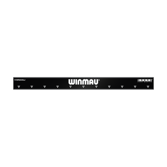 8208_Winmau_Sabre_Oche_Master_2 Das Bild zeigt das Produkt "Winmau Sabre Oche Master". Es handelt sich um eine schwarze Messleiste mit weißen Markierungen und dem Winmau-Logo in der Mitte.