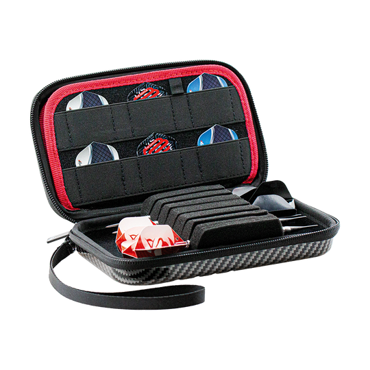 Das Bild zeigt das Produkt "Bulls Orbis XL Dartcase - Carbongrey". Das Dartcase ist geöffnet und enthält mehrere Darts und Dartflights, die ordentlich in Fächern verstaut sind.