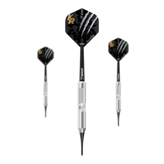 Bulls Krzysztof Ratajski Brass Silver Softdarts - 18g Das Bild zeigt drei silberne Softdarts des Modells "Bulls Krzysztof Ratajski Brass Silver Softdarts - 18g". Die Flights sind schwarz mit goldenen Initialen und Krallen-Design.