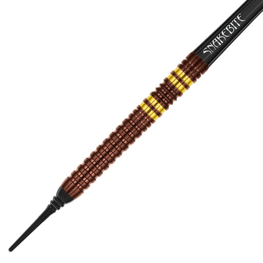 RD2570_Red_Dragon_Peter_Wright_Copper_Fusion_Softdarts_2 Das Bild zeigt einen Red Dragon Peter Wright Copper Fusion Softdart mit einem Gewicht von 20g. Der Dartpfeil hat eine kupferfarbene Riffelung und goldene Akzentringe sowie die Aufschrift "Snakebite" am Schaft.