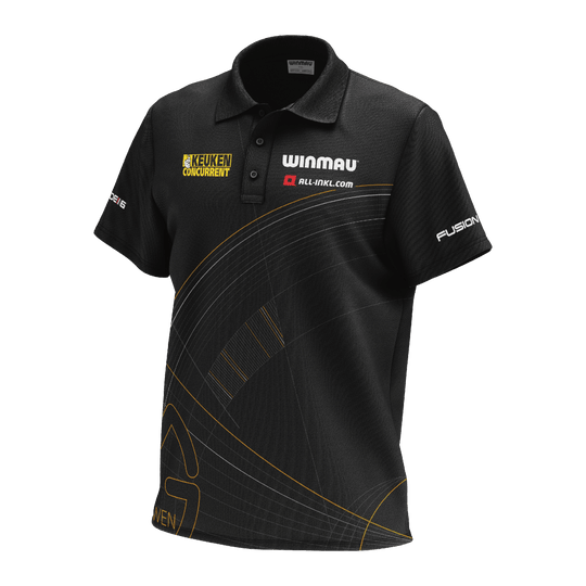 Winmau Limited Edition Tour Polo Dart Shirt Das Bild zeigt das "Winmau Limited Edition Tour Polo Dartshirt" in Schwarz mit gelben und weißen Logos. Das Shirt hat kurze Ärmel, einen Kragen und ein modernes Linienmuster auf der Vorderseite.