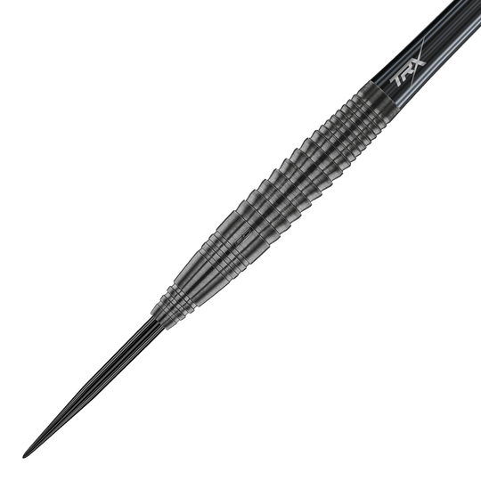 Red Dragon Seren 4 Onyx Steeldarts Das Bild zeigt einen Red Dragon Seren 4 Onyx Steeldart. Der Dart hat ein schwarzes, gerilltes Metallgehäuse und eine spitze Stahlspitze.