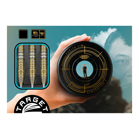 Target Japan Hot Shot GEN2 steel darts - 23g Das Bild zeigt das Produkt "Target Japan Hot Shot GEN2 Steeldarts - 23g" in einer ansprechenden Verpackung. Links sind die drei gold-silbernen Steeldarts zu sehen, rechts die runde Verpackungsbox mit Design und Zielscheibenmotiv.
