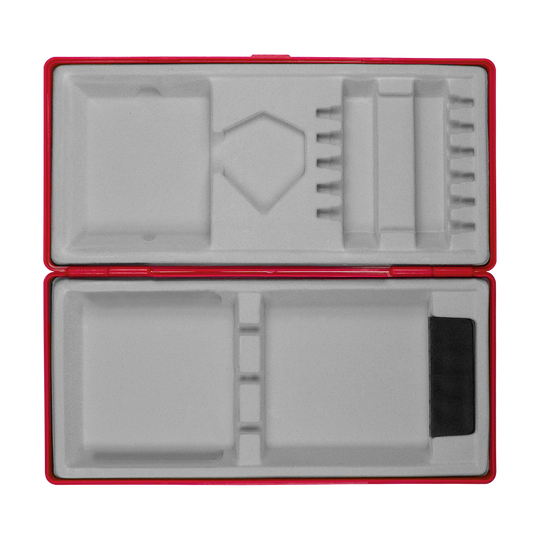 MD-ABS-Rot_W_Bedruckte_ABS_Box_Wunschtext_Rot_2 Das Bild zeigt eine geöffnete rote Kunststoffbox mit verschiedenen Fächern im Inneren. Die Fächer sind speziell geformt, um verschiedene Gegenstände sicher aufzubewahren.