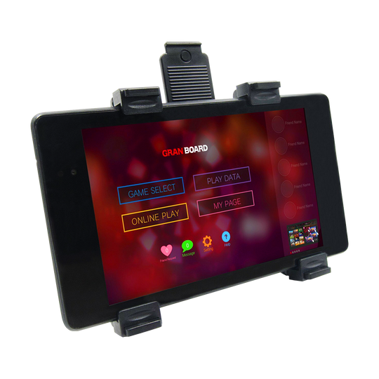 GRN0040_GranBoard_Table_Holder_2 Der GranBoard Tablet Holder hält ein Tablet sicher in einer stabilen Halterung. Auf dem Tablet ist die GranBoard-App mit verschiedenen Auswahlmöglichkeiten zu sehen.