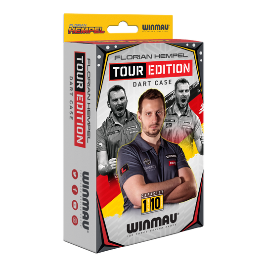 Winmau Florian Hempel Tour Edition dart case Die Verpackung zeigt das Produkt "Winmau Florian Hempel Tour Edition Dartcase". Auf der Vorderseite sind Bilder von Florian Hempel und der Hinweis auf eine Kapazität von 110 Darts abgebildet.