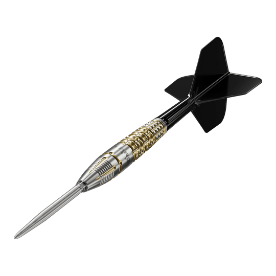 Das Bild zeigt einen Target Black Marque Warrior Swiss Point Steeldart. Der Dart hat eine silberne Spitze, einen gold-silbernen Griff und schwarze Flights.