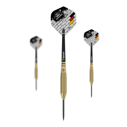 Das Bild zeigt drei Steeldarts mit goldfarbenem Griff und schwarzen Spitzen aus der Serie "Bulls Martin Schindler The Wall Brass Steeldarts". Die Flights haben ein Ziegelstein-Design mit den Farben der deutschen Flagge.