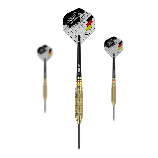 Bulls Martin Schindler The Wall Brass Steeldarts Das Bild zeigt drei Steeldarts mit goldfarbenem Griff und schwarzen Spitzen aus der Serie "Bulls Martin Schindler The Wall Brass Steeldarts". Die Flights haben ein Ziegelstein-Design mit den Farben der deutschen Flagge.