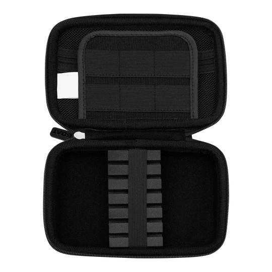 GOAT Locker XL Dartwallet Das Bild zeigt das offene Etui des Produkts "GOAT Locker XL Dartwallet". Im Inneren befinden sich elastische Halterungen und Fächer zur sicheren Aufbewahrung von Dartzubehör.