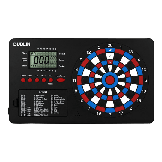 XQMax Dublin Dart Counter Das Bild zeigt den "XQMax Dublin Dart Counter", ein elektronisches Dartspiel mit eingebautem Punktezähler. Links befindet sich ein digitales Display und Tasten zur Spielsteuerung, rechts das bunte Dartboard mit verschiedenen Zahlenfeldern.