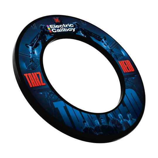 Electric Callboy Dance Envy Dartboard Surround Vermutlich wird das Produkt 'EC01 Electric Callboy Tanzneid Dartboard Surround 1' abgebildet. Dieses Produkt schützt die Wand hinter dem Dartboard.