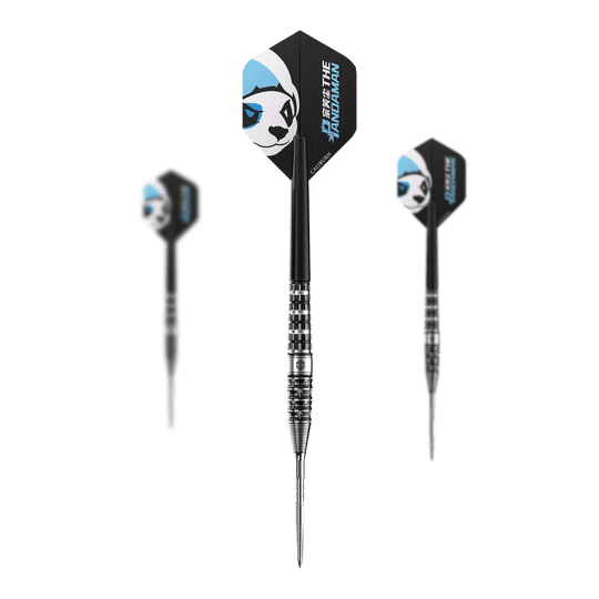 Caliburn Player The Pandaman Advanced Steeldarts - 23g Das Bild zeigt drei Steeldarts mit dem Namen "Caliburn Player The Pandaman Advanced Steeldarts - 23g". Die Flights der Darts sind schwarz mit einem Panda-Motiv und blauen Akzenten gestaltet.