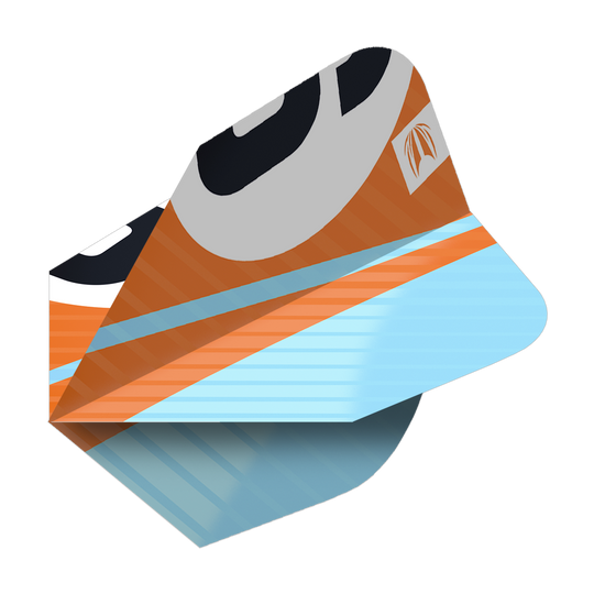 Das Bild zeigt ein Dart-Flight in Orange, Blau und Schwarz mit einem modernen Design. Es handelt sich um das Produkt "Target Pro Ultra Chicane Orange Ten-X Flights - 3 Sets".