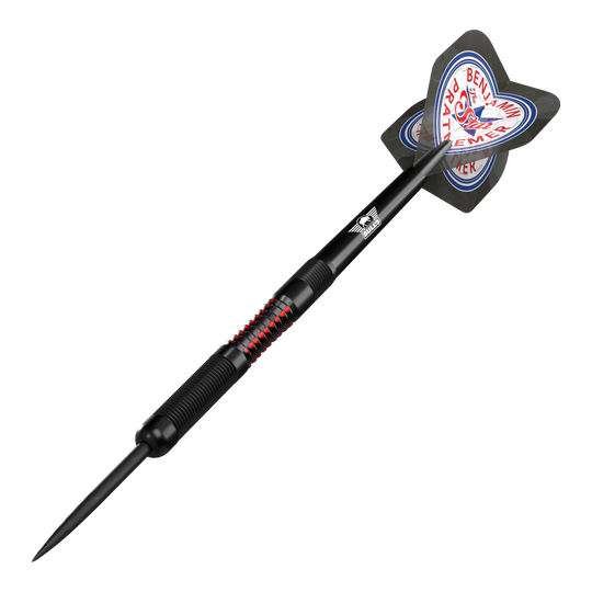 Das Bild zeigt einen Steeldart der Marke "Bulls NL Benjamin Pratnemer" mit einem Gewicht von 20 Gramm. Der Dart ist schwarz mit roten Akzenten und hat einen Flight mit dem Namen "Benjamin Pratnemer" darauf.