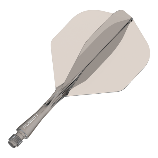 Winmau Fusion Flight Shaft System Standard Smokey Das Bild zeigt einen transparenten Dart-Schaft mit montiertem Flight. Der Schaft hat eine rauchgraue Farbe und die Aufschrift "Fusion" ist darauf zu sehen.