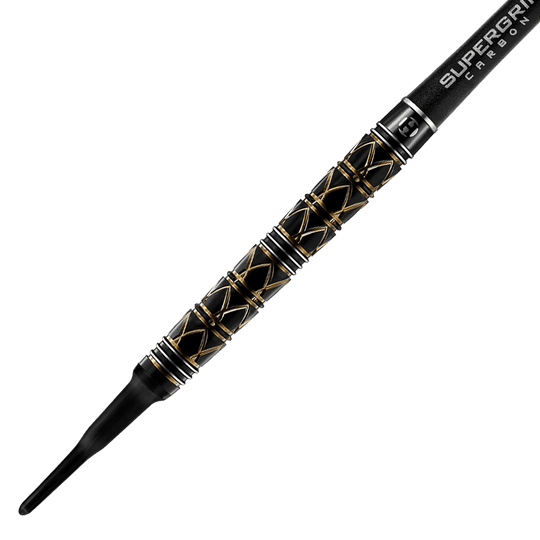 HA29129_Harrows_Taipan_Softdarts_2 Das Bild zeigt einen Harrows Taipan Softdart mit einem schwarzen und goldenen, gemusterten Griff. Der Hintergrund ist mit dynamischen, diagonalen Linien gestaltet.