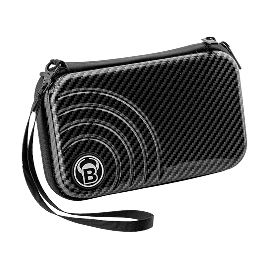 Das Bild zeigt ein schwarzes Dartcase mit Carbon-Optik und einem dezenten Muster auf der Vorderseite. Am unteren Rand befindet sich ein rundes Logo mit einem "B" in der Mitte.
