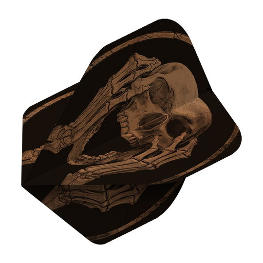 ALC19_Alchemy_The_Scream_Standard_Flights_2 Das Bild zeigt das Produkt "Alchemy The Scream No2 Standard Flights" mit einem Skelettmotiv. Die schwarzen Flights sind mit einem schreienden Totenkopf und Händen verziert.