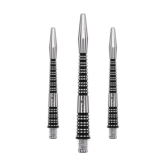 Winmau Triad RX Aluminium Shafts - Schwarz Das Bild zeigt drei schwarze Aluminium-Dartschäfte der Marke Winmau. Die Schäfte haben ein gerilltes Design und sind in unterschiedlichen Längen angeordnet.