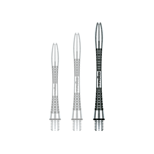 7013-201_Winmau_Triad_Aluminium_Shafts_Schwarz_46mm_1TYsKupkxhYDUa Auf dem Bild sind drei schwarze Aluminium-Dartschäfte in unterschiedlichen Längen zu sehen. Sie haben ein glänzendes, geriffeltes Design und das Wort "TRIAD" ist seitlich aufgedruckt.