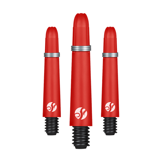 Shot Koi Carbon Shafts - Red Das Bild zeigt drei rote Dartshafts mit silbernen Ringen und schwarzem Gewinde. Sie sind in verschiedenen Längen angeordnet und haben ein weißes Logo aufgedruckt.