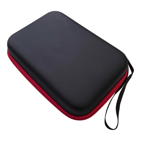 Auf dem Bild ist ein Dartcase in Schwarz abgebildet. Das Etui dient zum sicheren Transport von Dart-Pfeilen.