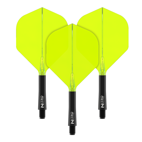 Auf dem Bild sind drei gelbe Dart-Flights mit schwarzen Schäften zu sehen. Die Flights sind in einer Reihe nebeneinander angeordnet.