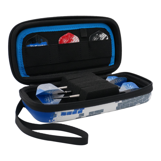 Bulls Orbis S Martin Schindler dart case Das Bild zeigt ein geöffnetes Dartcase mit mehreren Darts und Flights darin. Das Etui ist blau-weiß und trägt das Design des Bulls Orbis S Martin Schindler Dartcase.