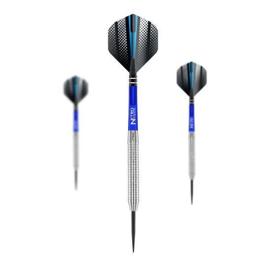Das Bild zeigt drei Red Dragon Razor Edge Original Steeldarts mit einem Gewicht von 24g. Die Darts haben blaue Schäfte, silberne Griffbereiche und schwarze Flights mit einem Muster.