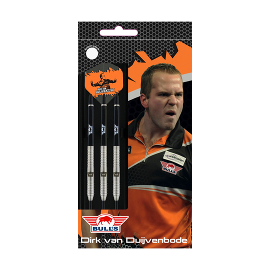 BU17423_Bulls_NL_Dirk_Duijvenbode_Steeldarts_3_-4_Bulls_Plastikbox Auf der Verpackung sind drei Steeldarts von Bulls zu sehen. Daneben ist ein Bild eines entschlossenen Dartspielers mit dem Namen "Dirk van Duijvenbode" abgebildet.