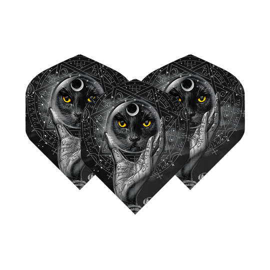 Alchemy Grimalkins Glass No2 Standard Flights Dieses Bild zeigt drei Dartflights mit einem mystischen Design. Darauf ist ein schwarzer Kater mit gelben Augen und einer kristallhaltenden Hand vor einem magischen Hintergrund abgebildet.