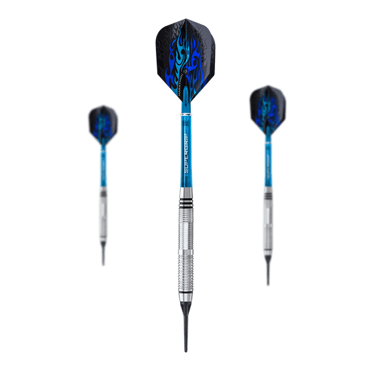 Harrows Blaze Style B Soft Darts - 18g Das Bild zeigt drei Softdarts des Modells „Harrows Blaze Style B“ mit einem Gewicht von 18 Gramm. Die Darts haben blaue Schäfte und schwarze Flights mit blauen Flammenmustern.