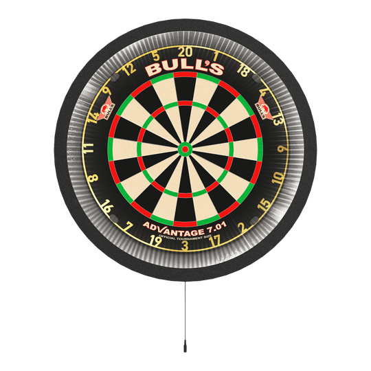 Das Bild zeigt das Produkt "Bulls NL Lumo 2 Light Surround Beleuchtungssystem" an einem Dartboard. Der runde LED-Lichtring um den Dartboard sorgt für eine gleichmäßige Ausleuchtung beim Spielen.