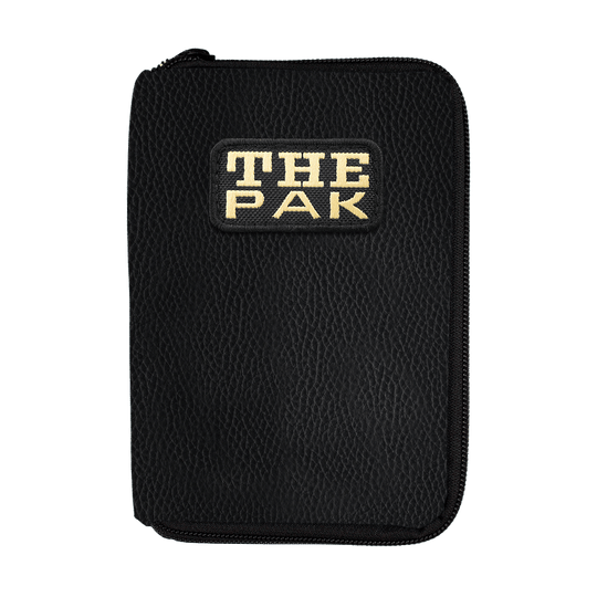 717TP_The_Pak_Leder_Edition_Darttasche_1 Die Abbildung zeigt die "The Pak Leder Edition Darttasche" in schwarzem Lederdesign. Auf der Vorderseite ist ein Aufnäher mit der Aufschrift "THE PAK" zu sehen.