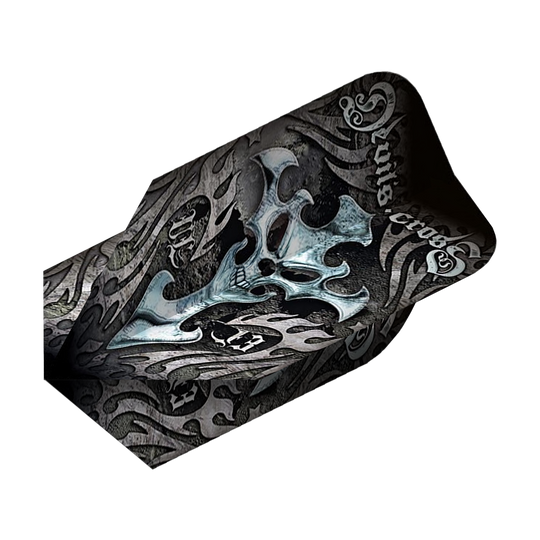 ALC9_Alchemy_Devils_Cross_Slim_Flights_2 Das Bild zeigt das Produkt "Alchemy Devils Cross Slim Flights". Es hat ein dunkles Design mit Totenkopf- und Flammenmotiven.