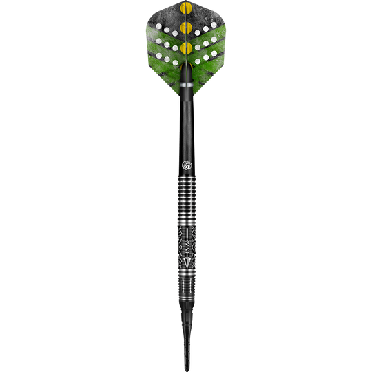 66760_Shot_Devon_Petersen_The_Courage_Softdarts_10tfErA0fqx2Sh Das Bild zeigt einen Softdart der Marke Shot, Modell "Devon Petersen The Courage". Der Dart hat ein schwarzes Barrel mit silbernen Ringen und Flights in grün, schwarz und weiß mit gelben Punkten.